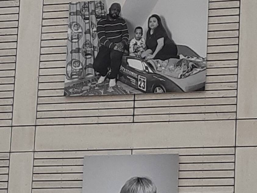 Zwei schwarz weiß Bilder mit Personen