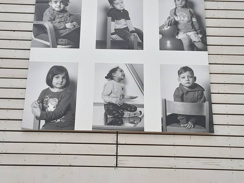 Zwei schwarz weiß Bilder mit Personen