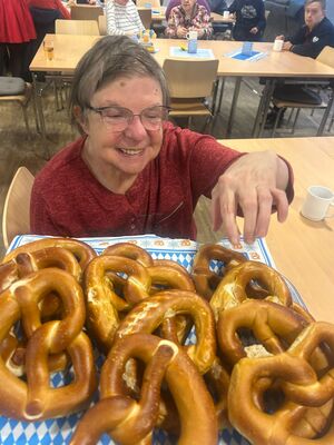Eine Frau nimmt sich eine Brezel.