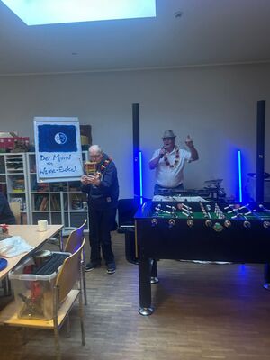 Zwei Männer machen Musik.