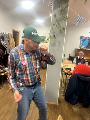 Ein Mann mit Kappe tanzt.