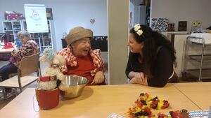 Zwei Frauen unterhalten sich an einem Tisch.