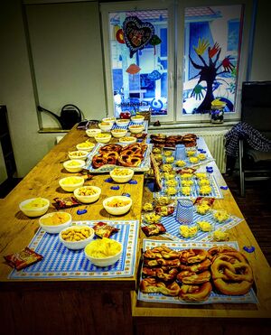 Ein Buffet auf Tischen.