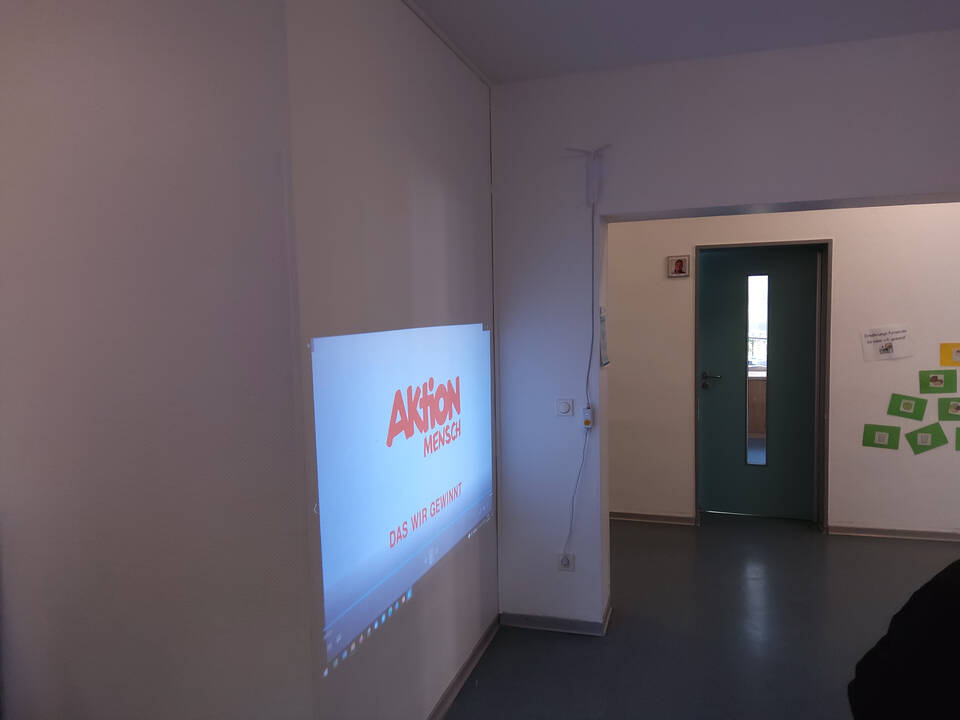 Ein Raum in dem ein Bildschirm steht