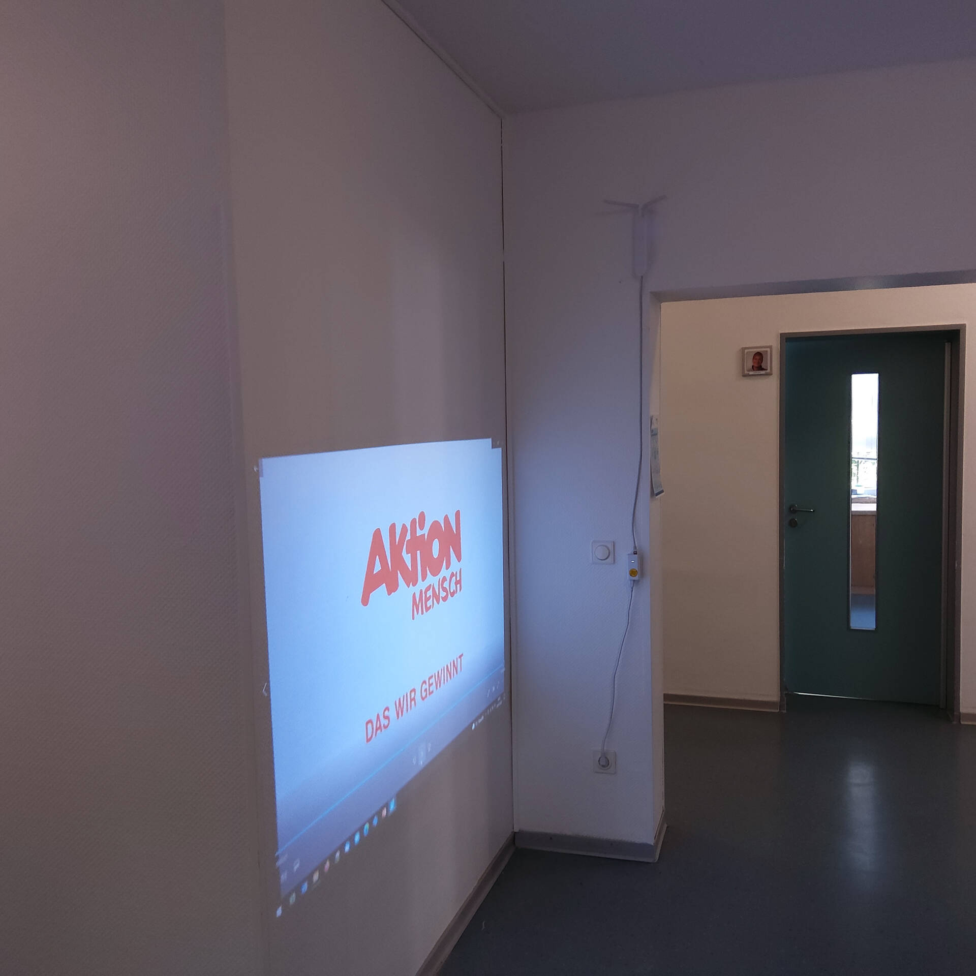 Ein Raum in dem ein Bildschirm steht