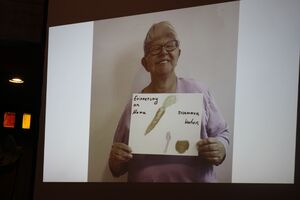 Eine Frau mit einem Schild in der Hand.