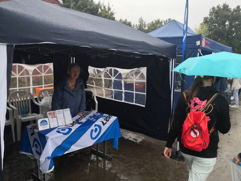 Eine Frau steht im Pavillion der Lebenshilfe.