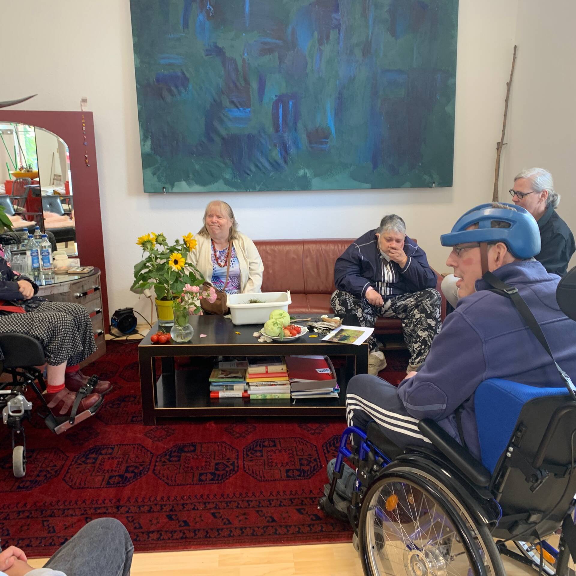 Mehrere Menschen sitzen beisammen