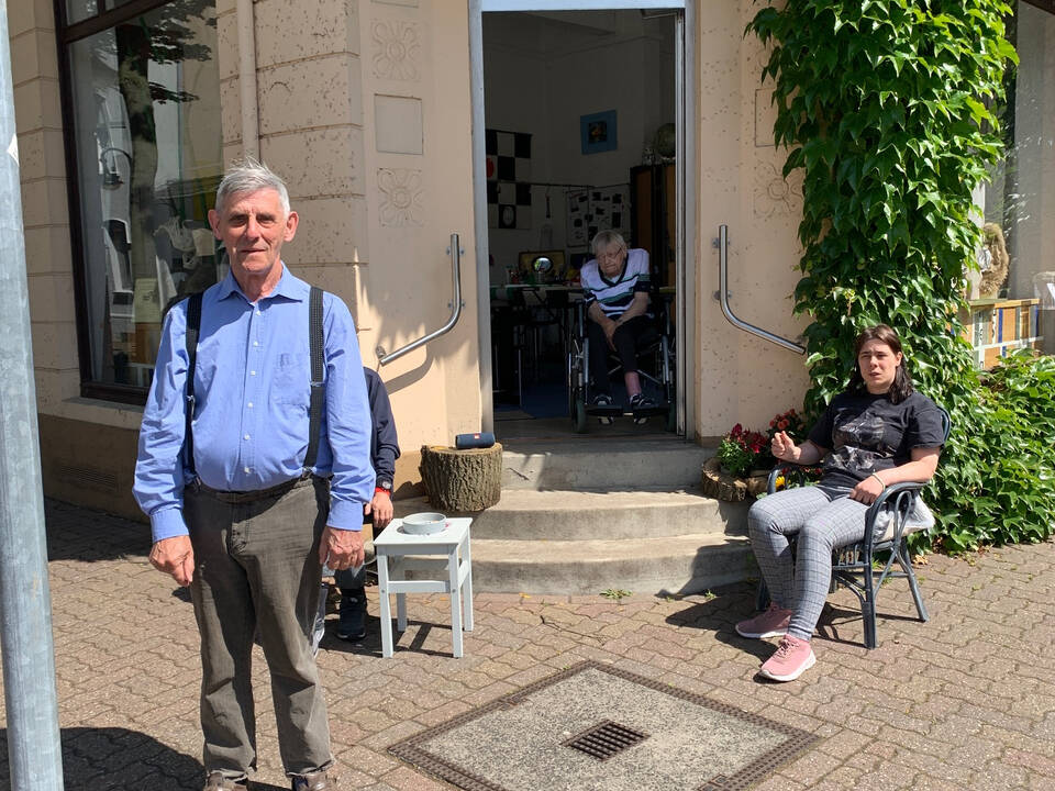 Mehrere Personen vor einem Gebäude.