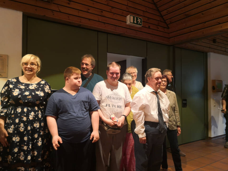 Eine Gruppe Menschen steht zusammen