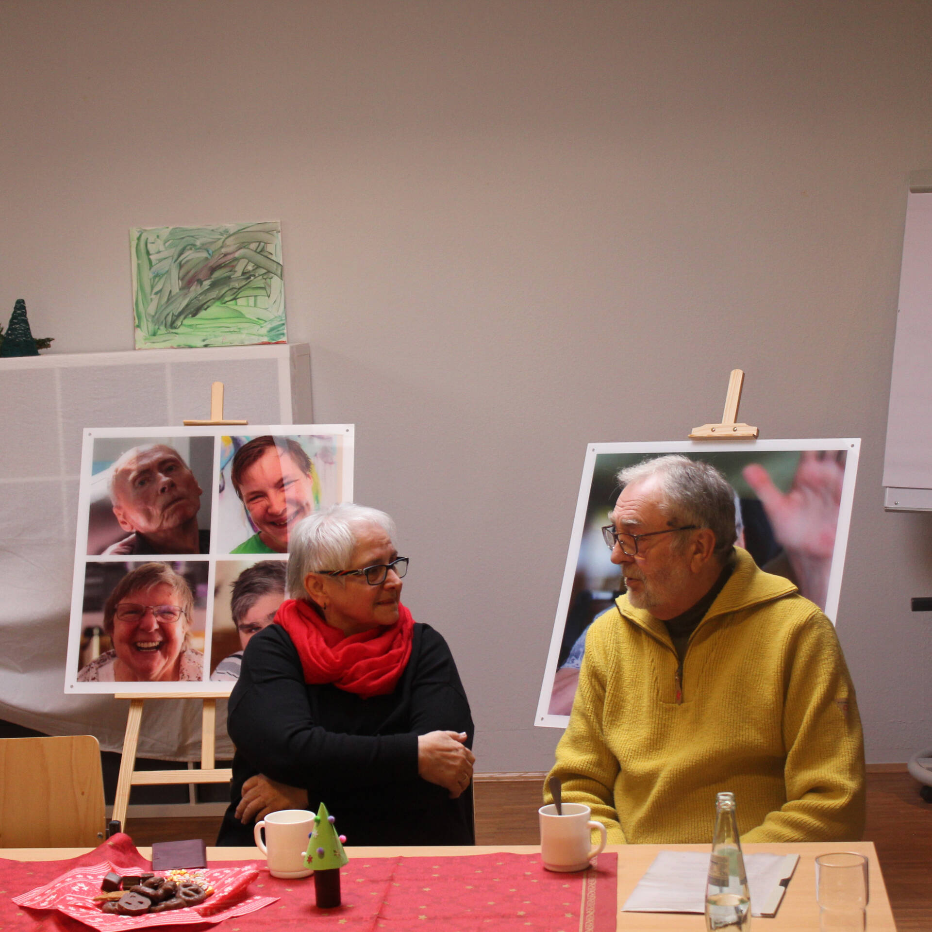 Zwei Personen sitzen an einem Tisch