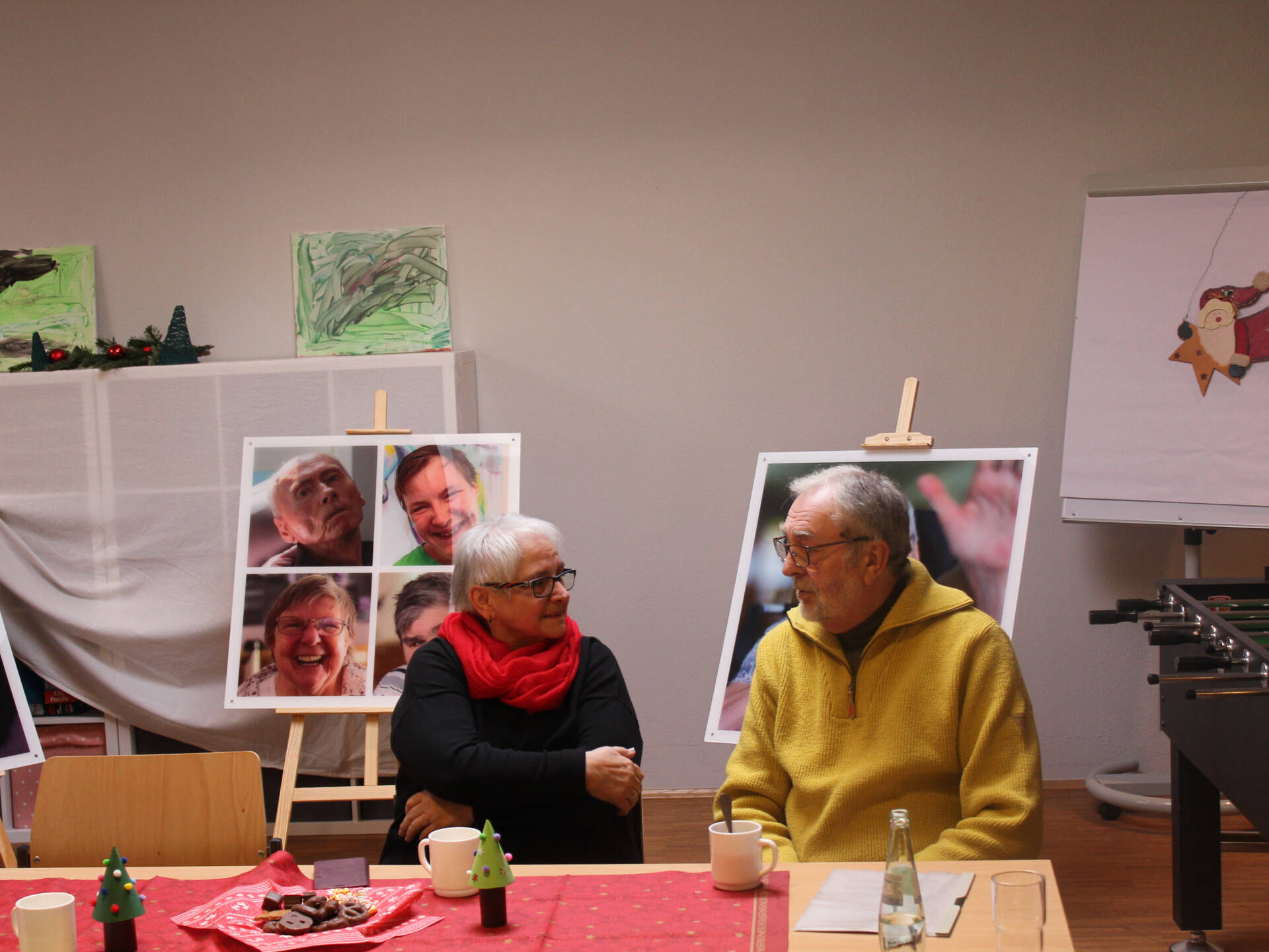 Zwei Personen sitzen an einem Tisch