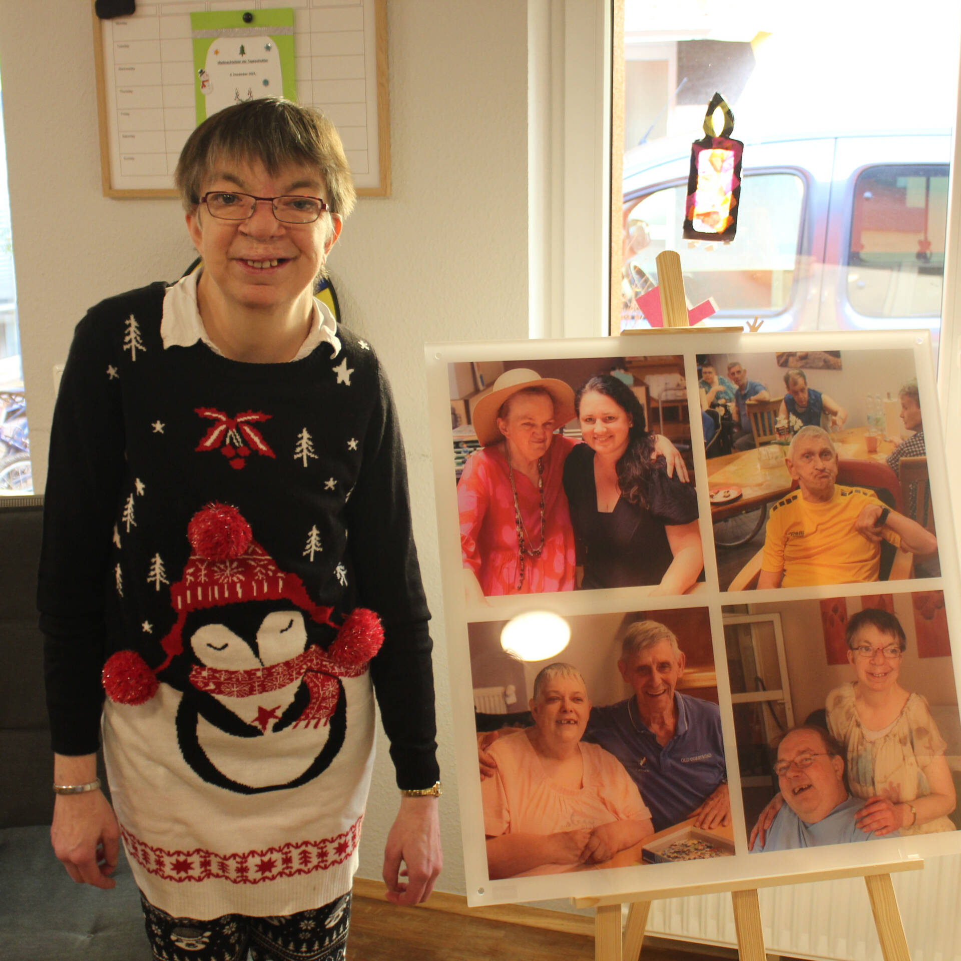 Eine Frau steht neben einem Bild 