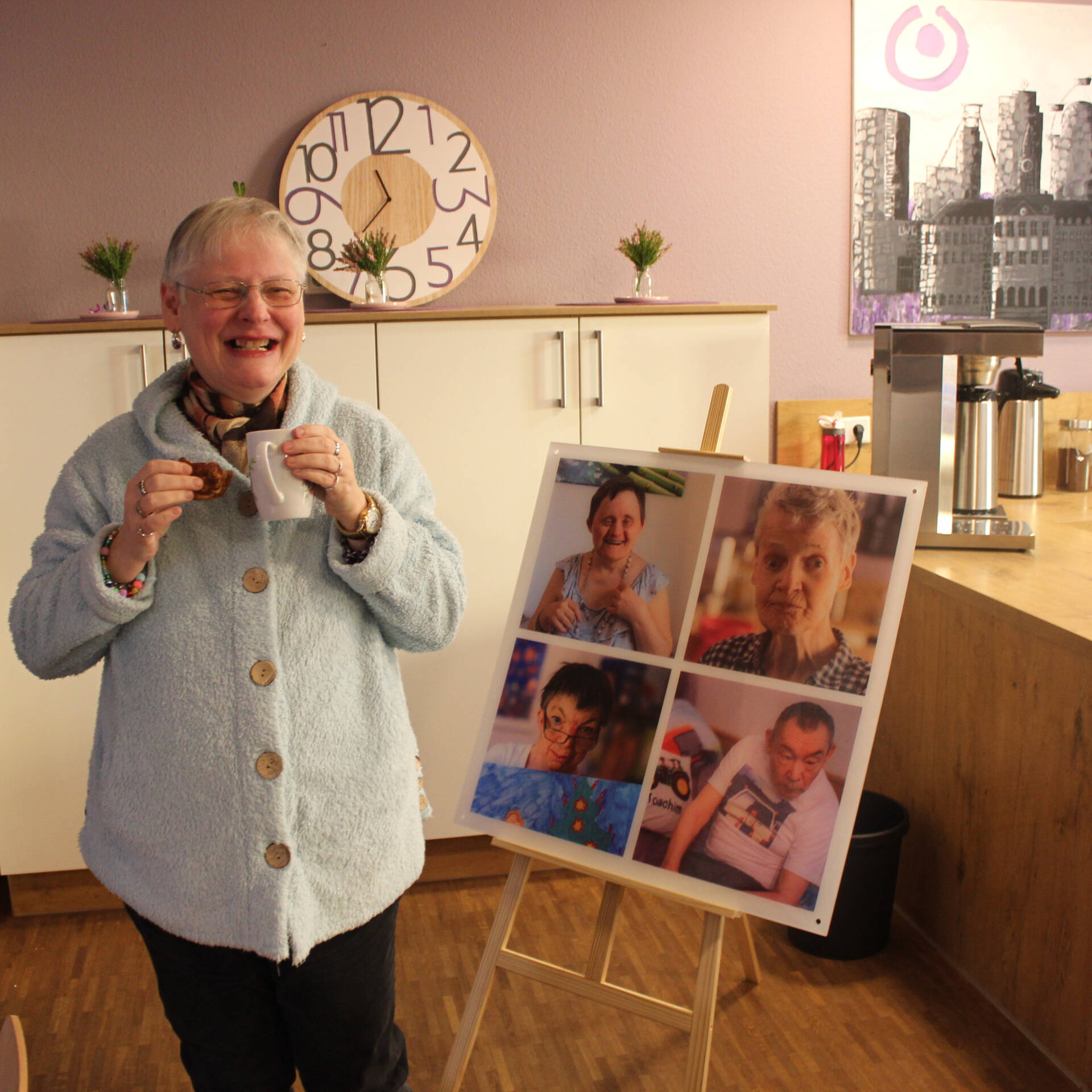 Eine Frau steht neben einer Fotocollage
