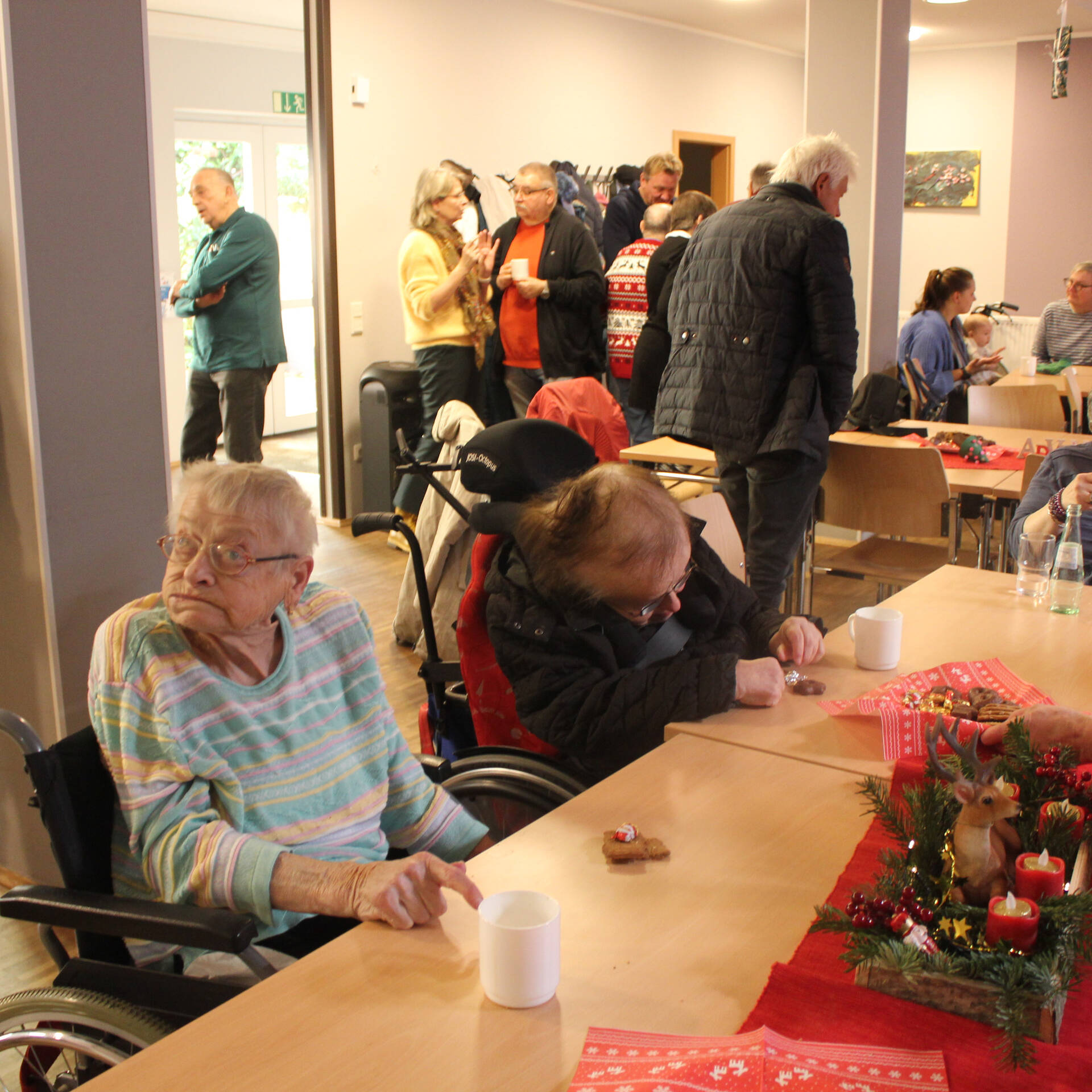 Zwei Personen sitzen am Tisch.