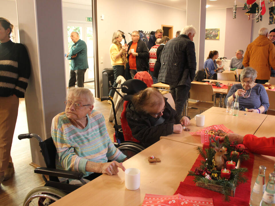 Zwei Personen sitzen am Tisch.