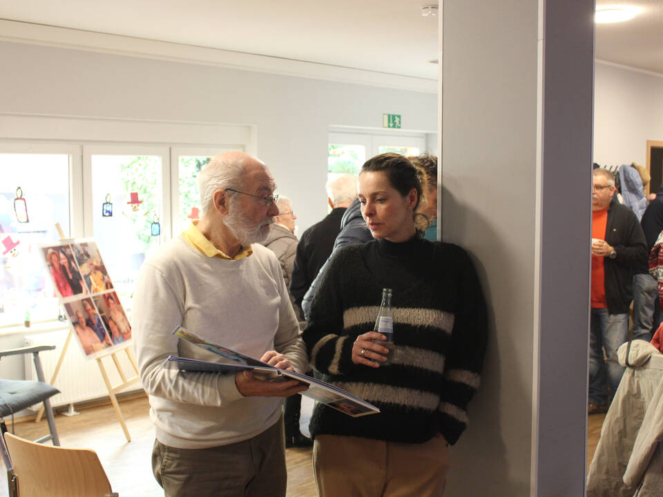 Zwei Personen unterhalten sich.