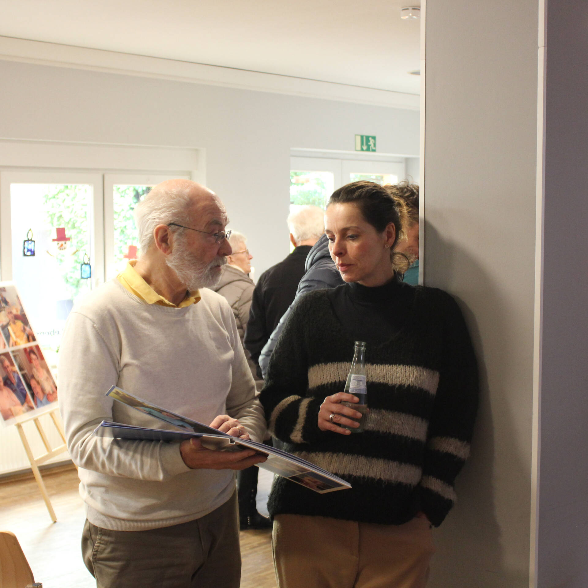 Zwei Personen unterhalten sich.