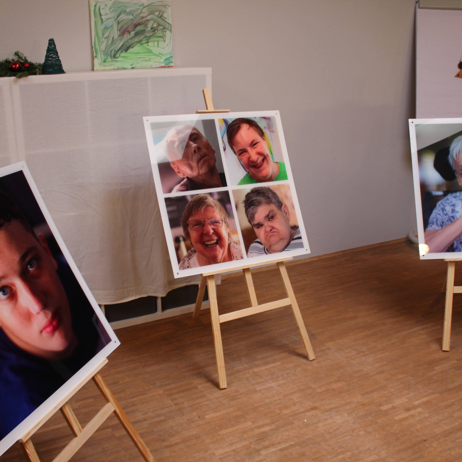 Bilder auf Staffelleien.