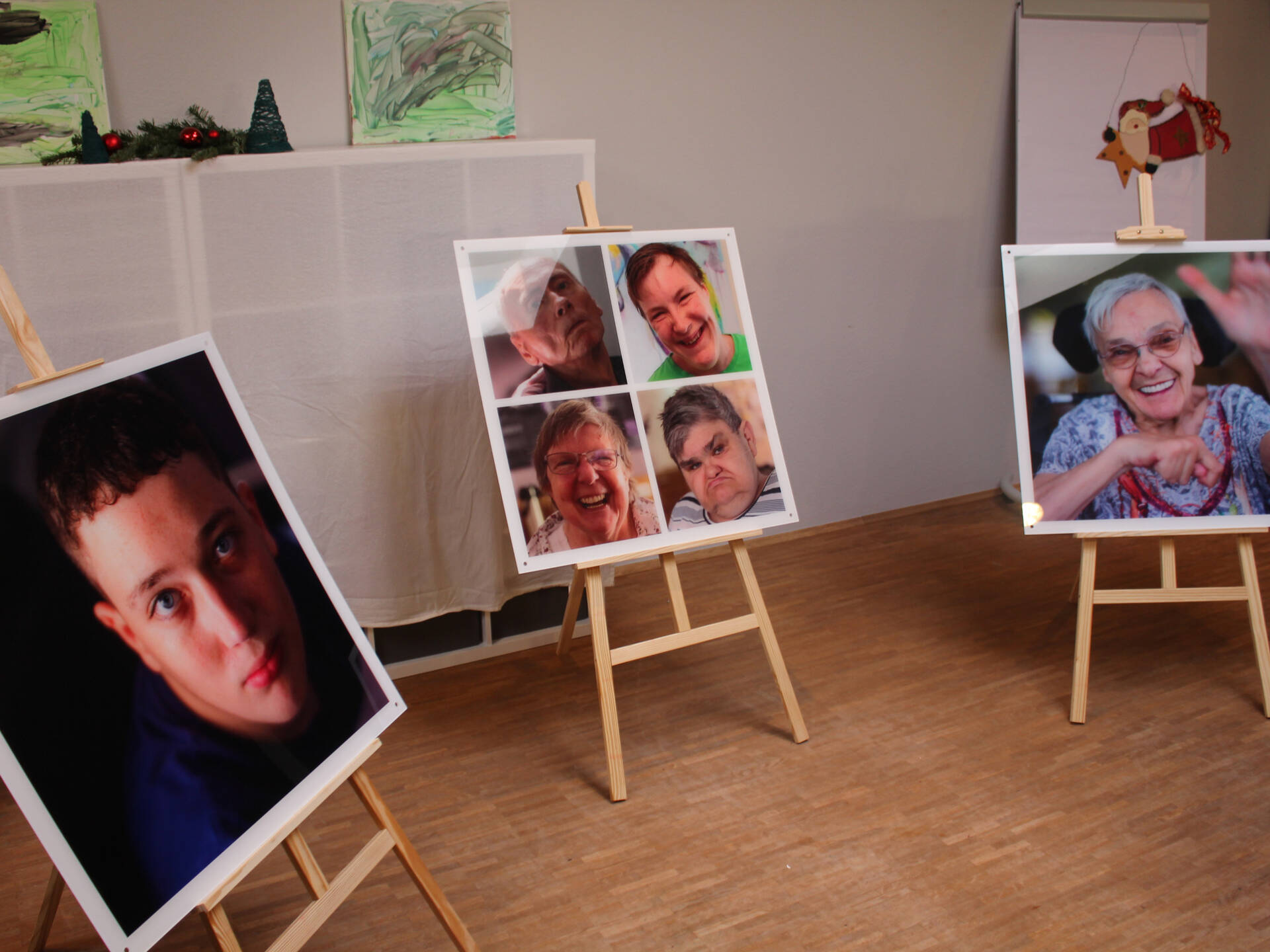 Bilder auf Staffelleien.