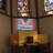 Über dem Altar ist ein Bild mit 2 Händen die sich halten.