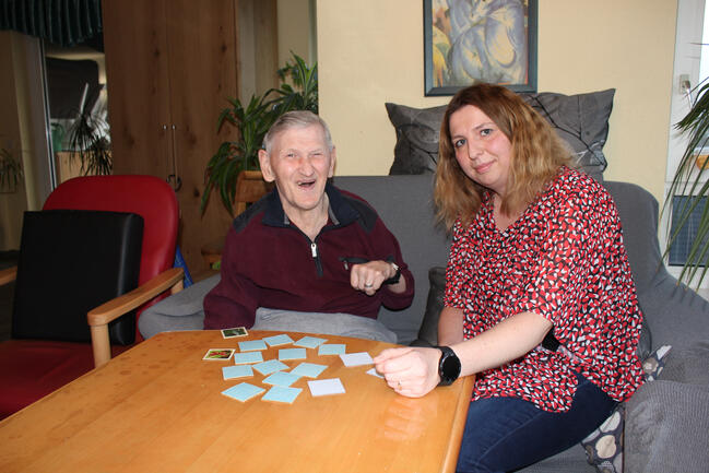 Katrin Petrikowski zeigt beim gemeinsamen Memory mit einem Bewohner wie eine Tandem-Partnerschaft aussehen könnte. 