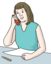Eine Frau telefoniert und hält einen Zettel in der Hand.