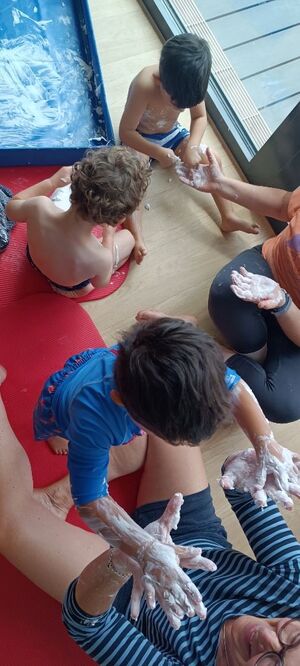 Kinder und Erwachsene haben Schaum an den Händen.