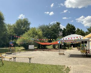 Ein geschmückter Spielplatz.