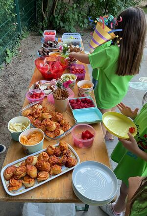 Ein Kind steht am Buffet.