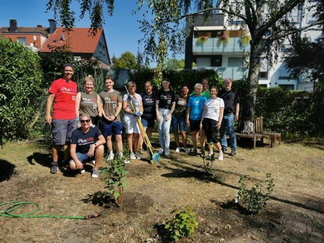 Viele Personen im Garten