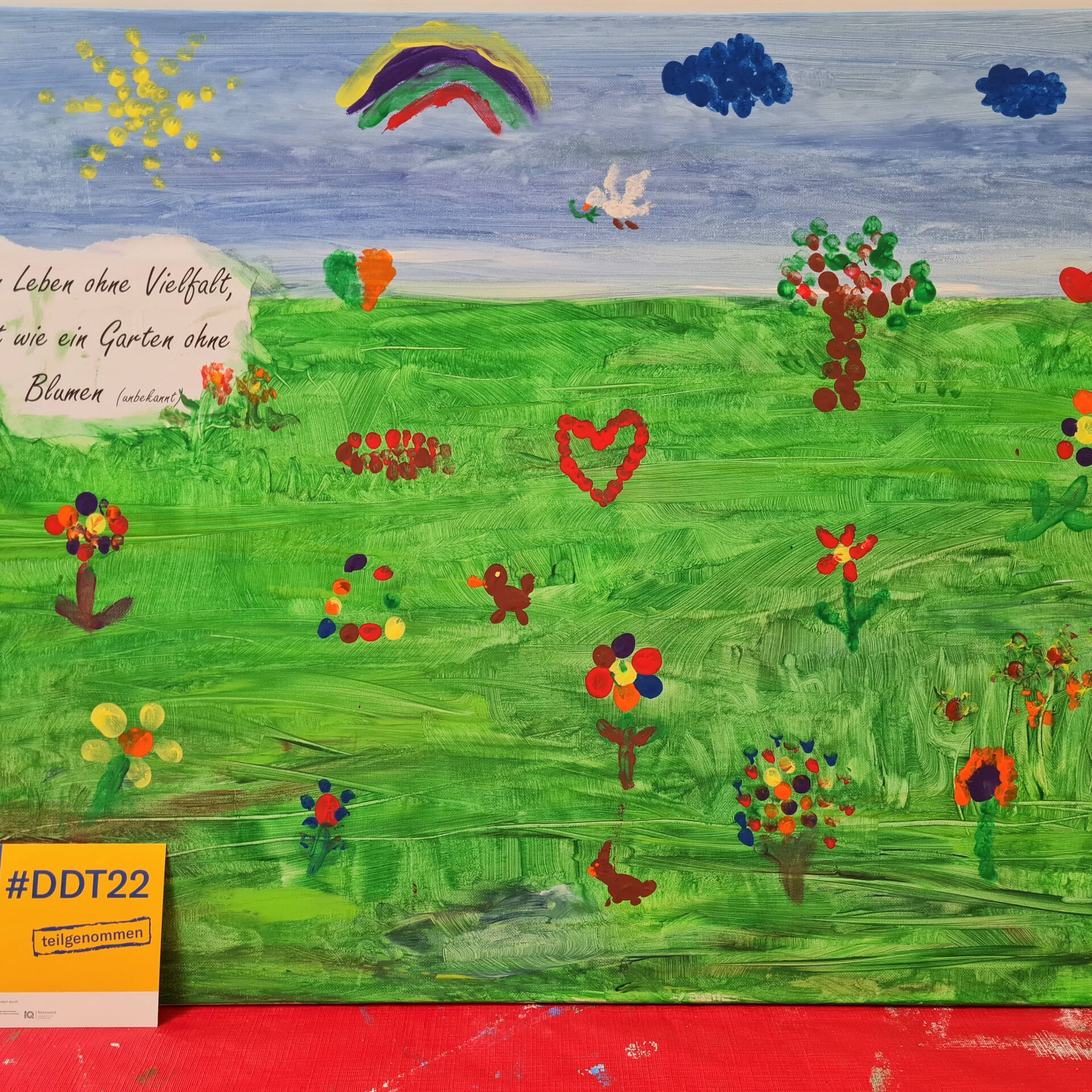 Ein Bild, welches eine grüne Blumenwiese zeigt.