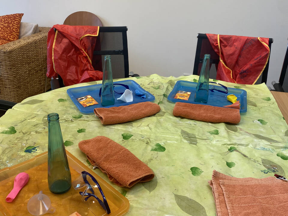 Alle Materialien liegen auf einem Tisch.