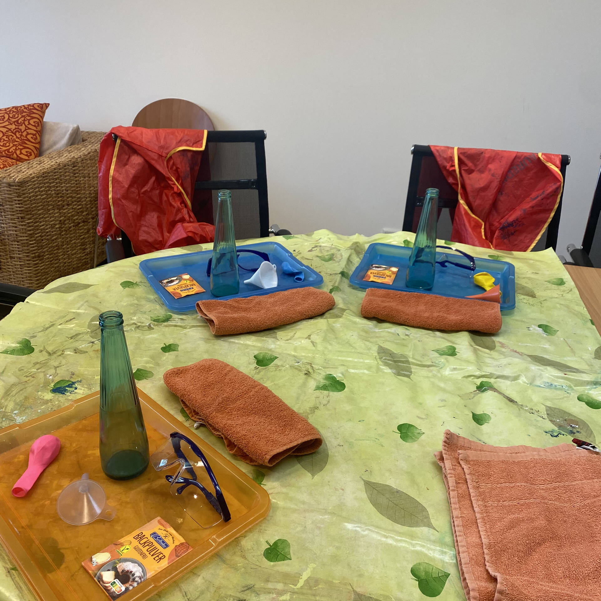 Alle Materialien liegen auf einem Tisch.