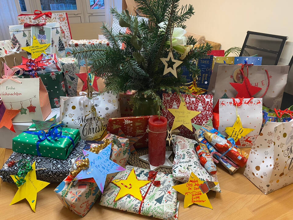 Viele Geschenke auf einem Tisch.