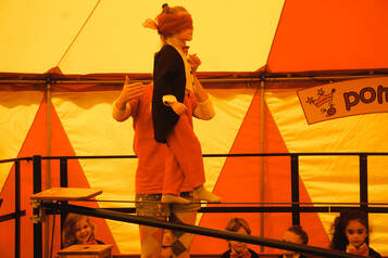 Ein Kind balanciert mit verschlossenen AUgen