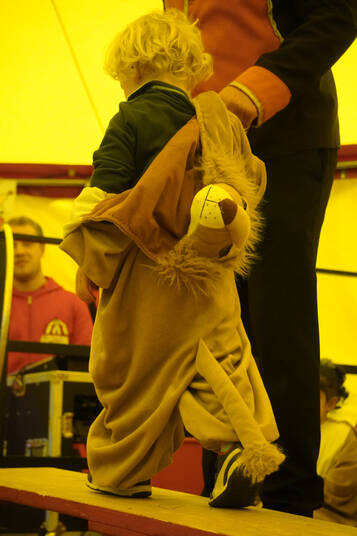 Ein Kind in einem Löwenkostüm.