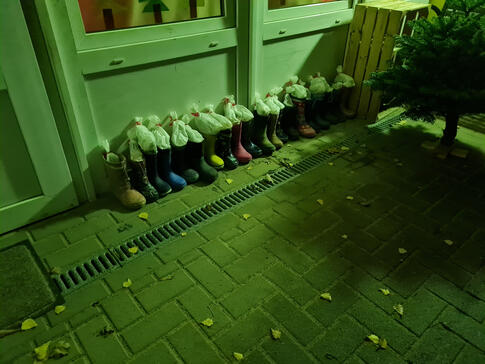 geputzte Siefel neben einer Türe.