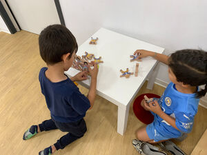 Kinder stapeln Holzfiguren