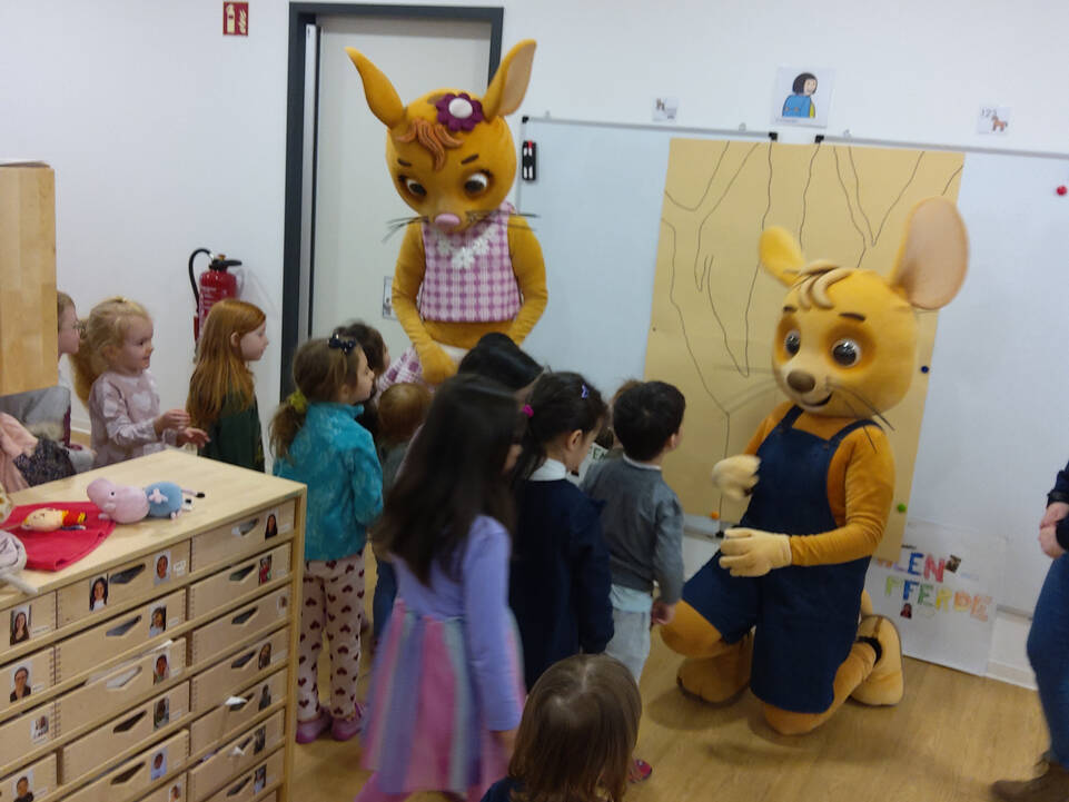 JoNaLu und Kinder in einem Raum