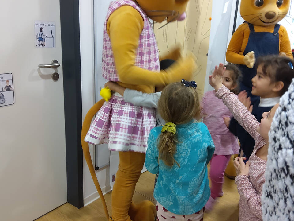 JoNaLu und Kinder in einem Raum