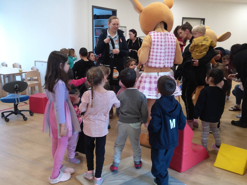 JoNaLu und Kinder in einem Raum