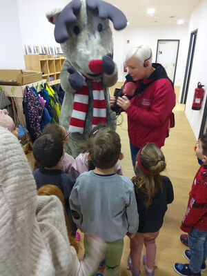 Emil mit Reporterin im Flur des Kindergartens.