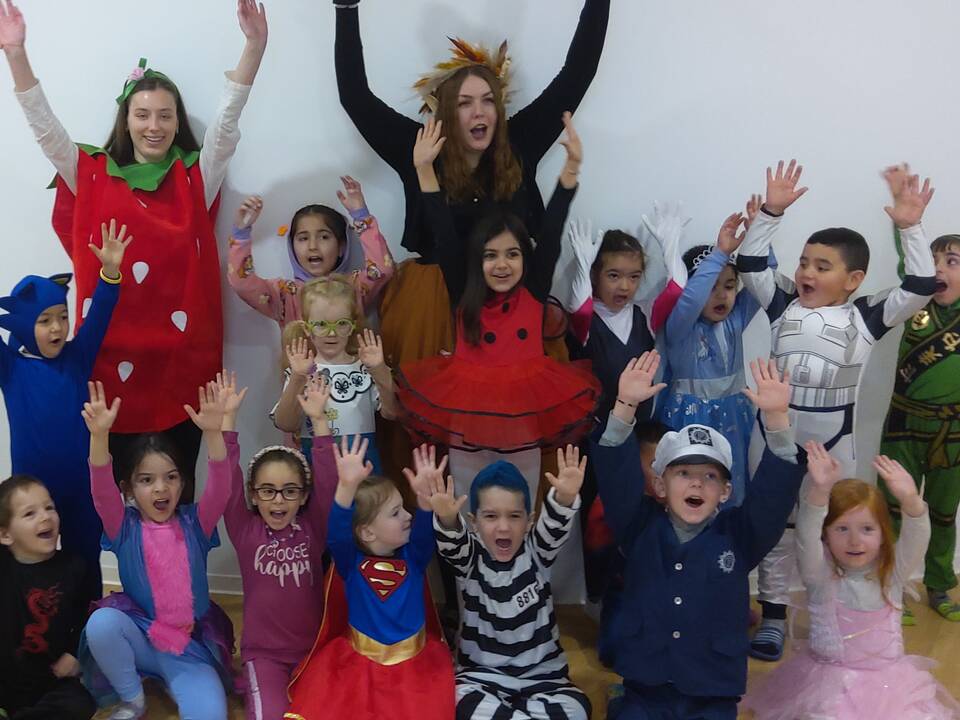 Gruppenbild mit kostümierten Kindern.