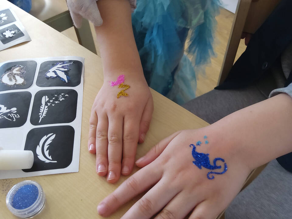 Hände mit einem Tatoo.