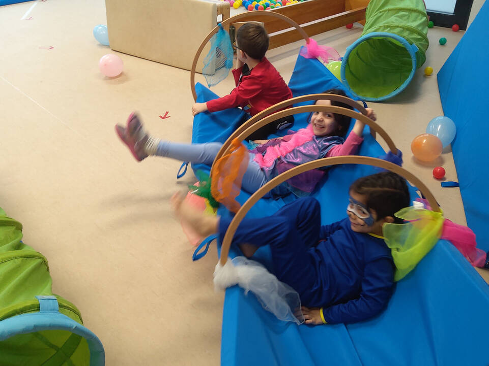 Kinder turnen.