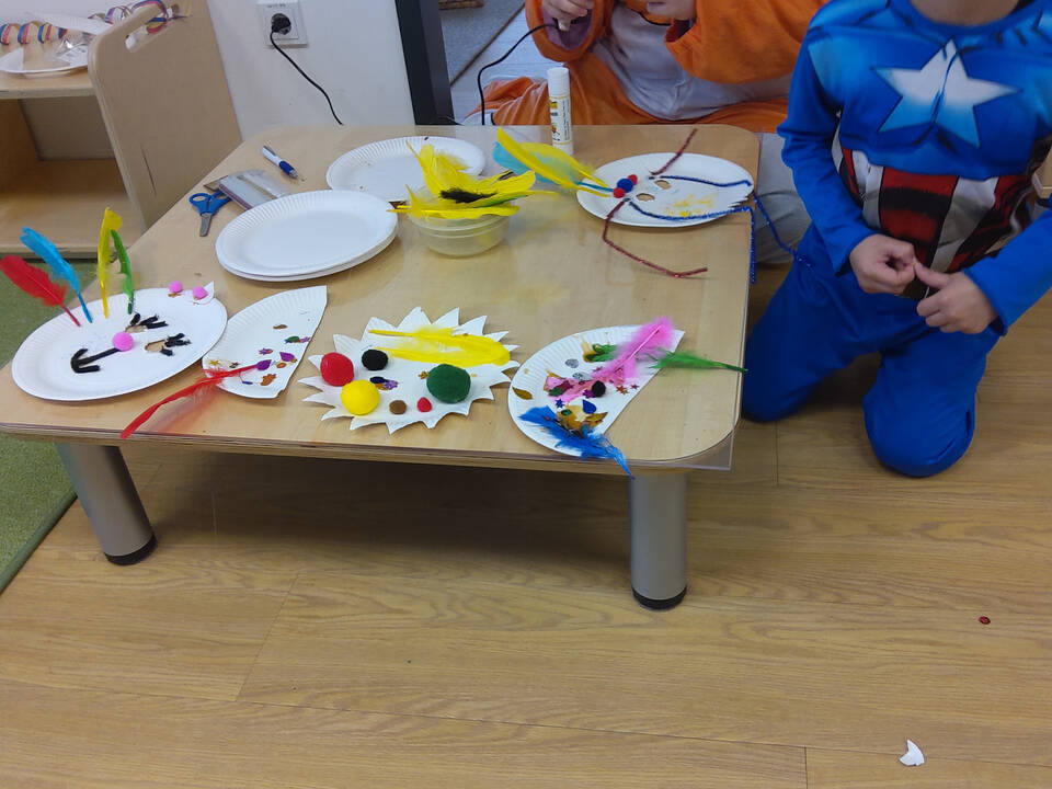 Ein Kind und eine Frau basteln.