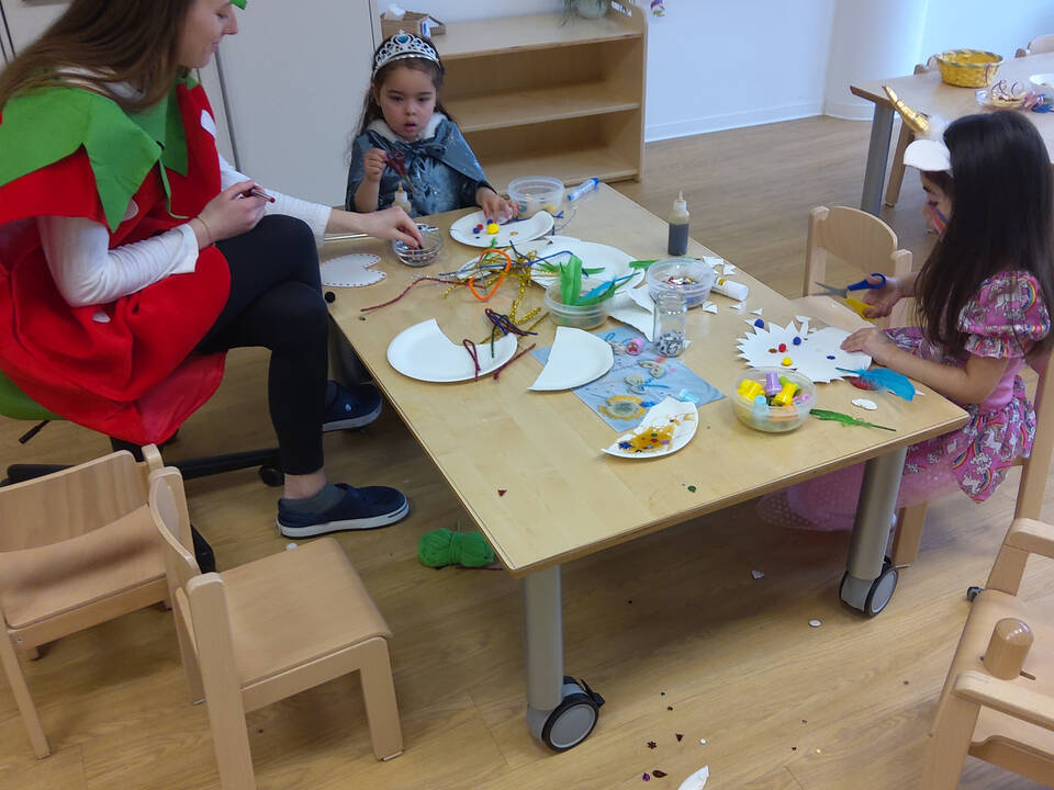 Ein Kind und eine Frau basteln.