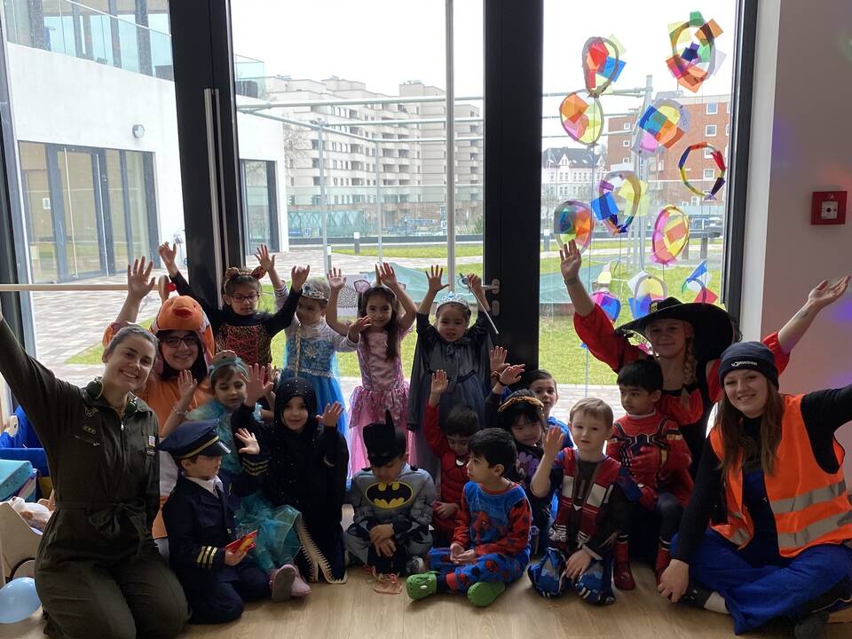 Ein Gruppenbild mit kostümierten Menschen.