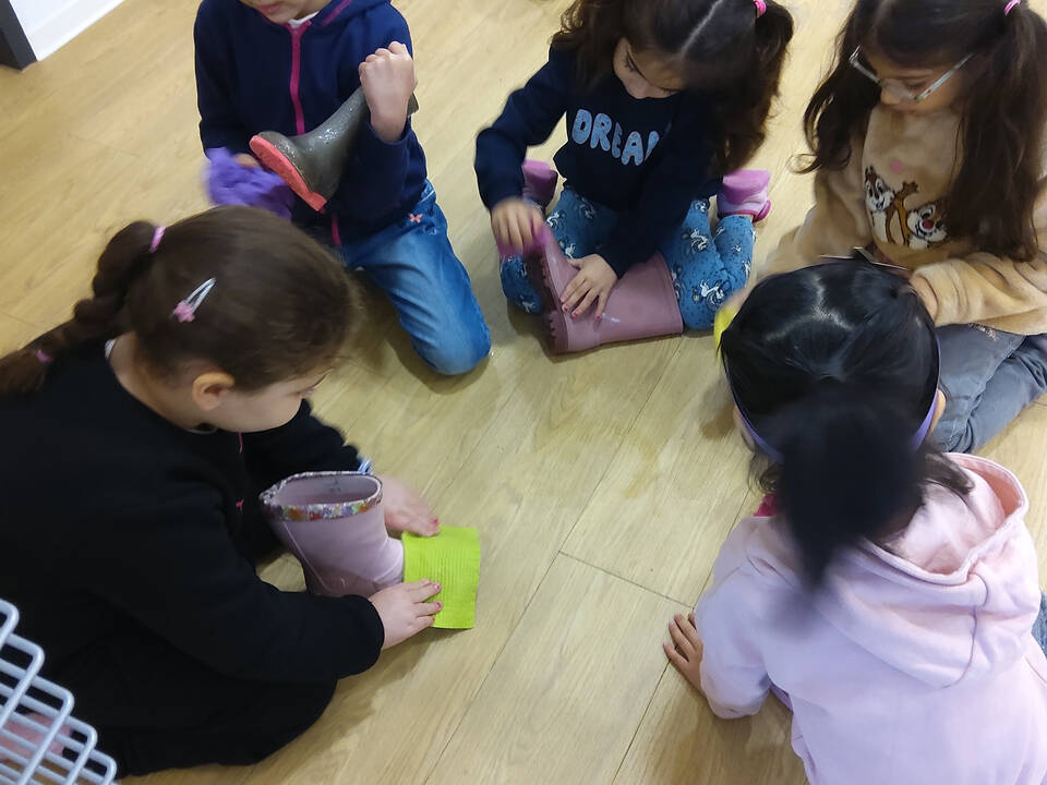 Kinder putzen Ihre STiefel